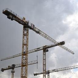 Baukräne stehen auf einer Baustelle.