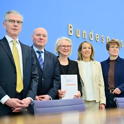 Martin Werding (l-r), Achim Truger, Monika Schnitzer, Ulrike Malmendier und Veronika Grimm